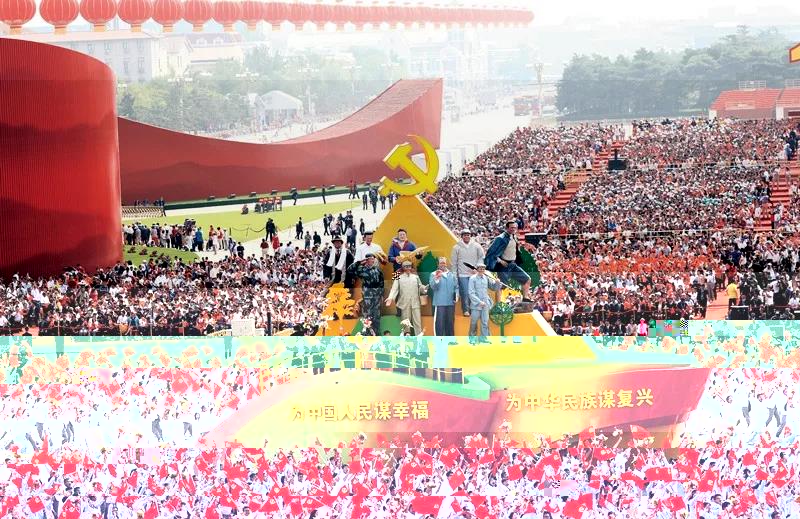 2019年10月1日上午，慶祝中華人民共和國成立70周年大會在北京天安門廣場隆重舉行。這是群衆遊行中的“不忘初心”方陣。新華社記者 蘭紅光/攝